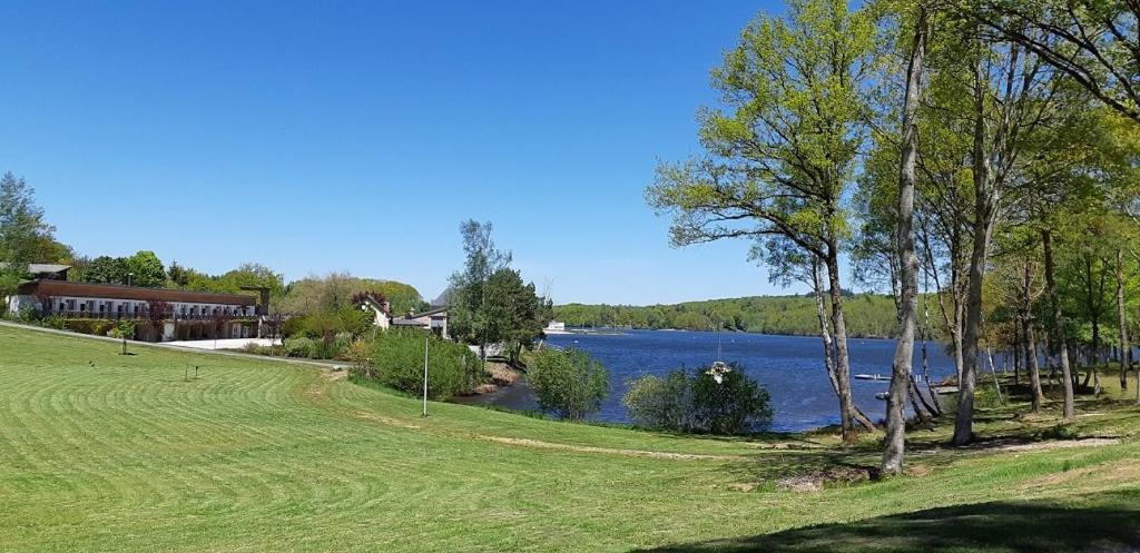 Logis Hotel Du Lac Neuvic  Exteriör bild