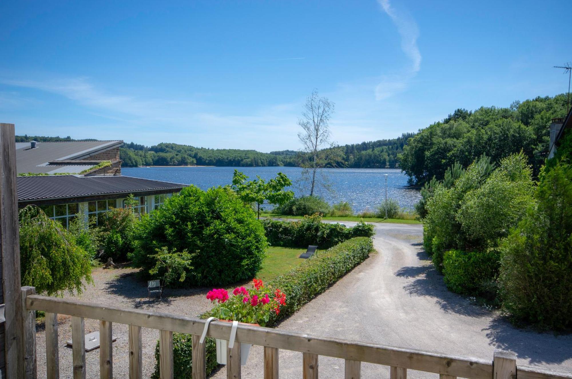 Logis Hotel Du Lac Neuvic  Exteriör bild