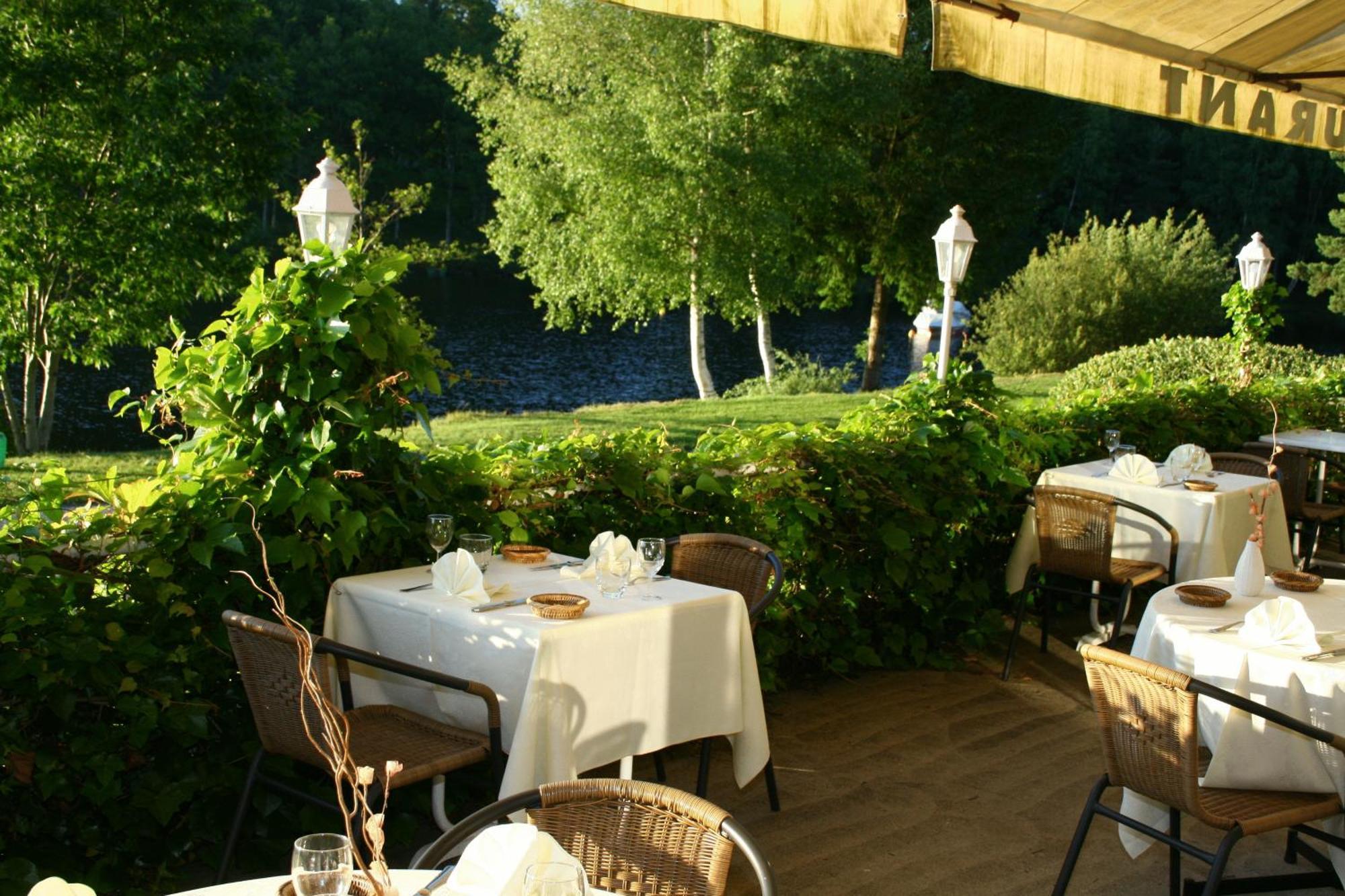 Logis Hotel Du Lac Neuvic  Exteriör bild