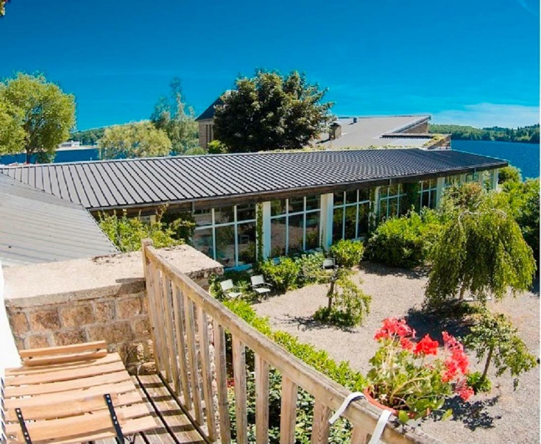 Logis Hotel Du Lac Neuvic  Exteriör bild