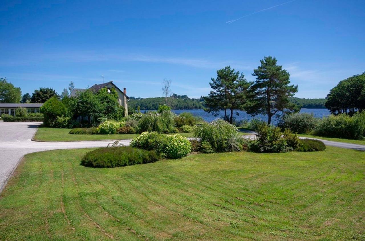Logis Hotel Du Lac Neuvic  Exteriör bild